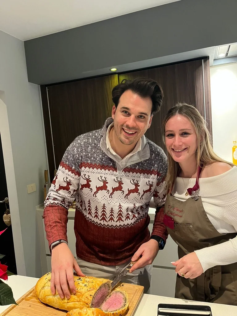 Florry en Gilles snijden een beef wellington aan